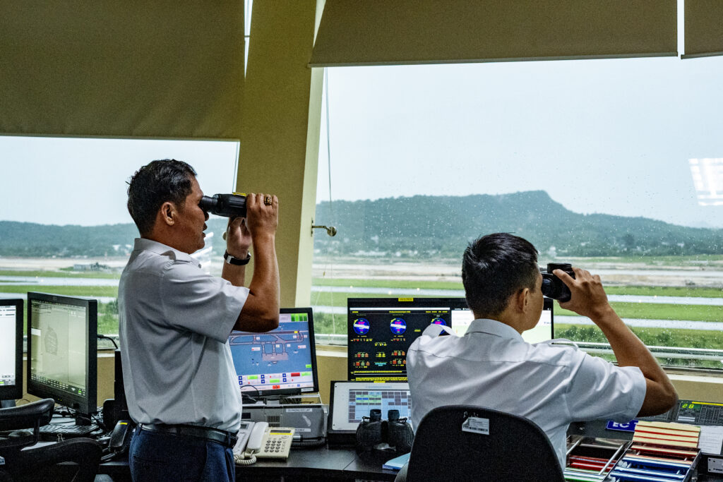 Công việc giám sát chuyến bay hiệu chuẩn tại Đài kiểm soát không lưu Phú Quốc