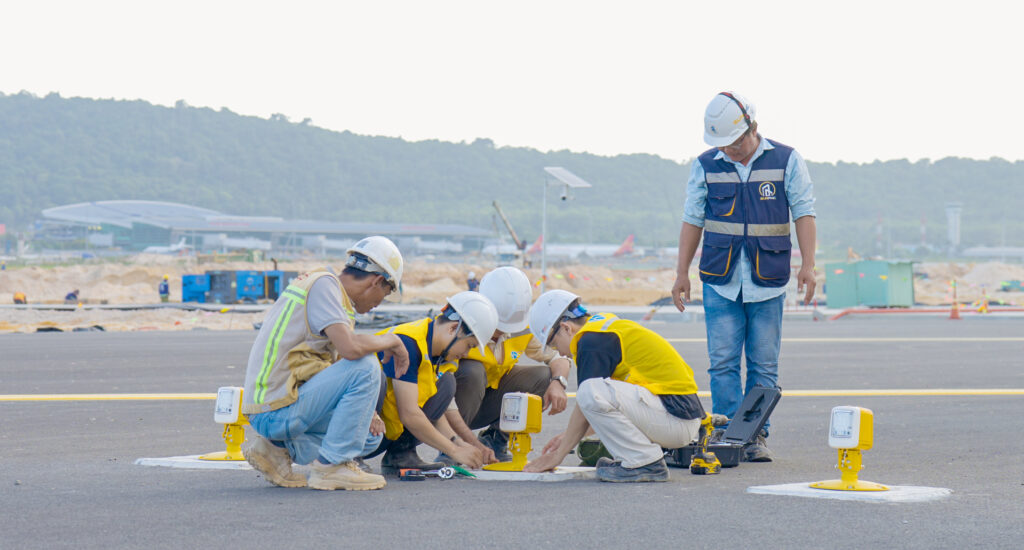 Các kỹ sư xác định từng tọa độ trên đường cất hạ cánh - Cảng hàng không quốc tế Phú Quốc