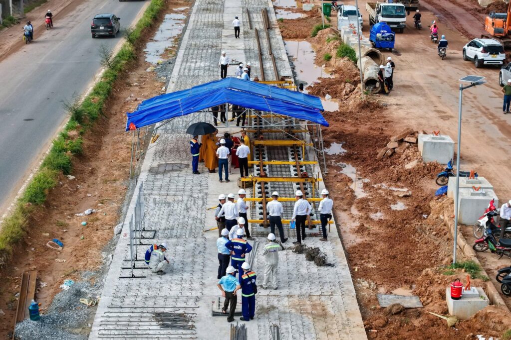 Các kỹ sư, công nhân bắt tay vào công tác lắp ray hiệu chuẩn tại công trường