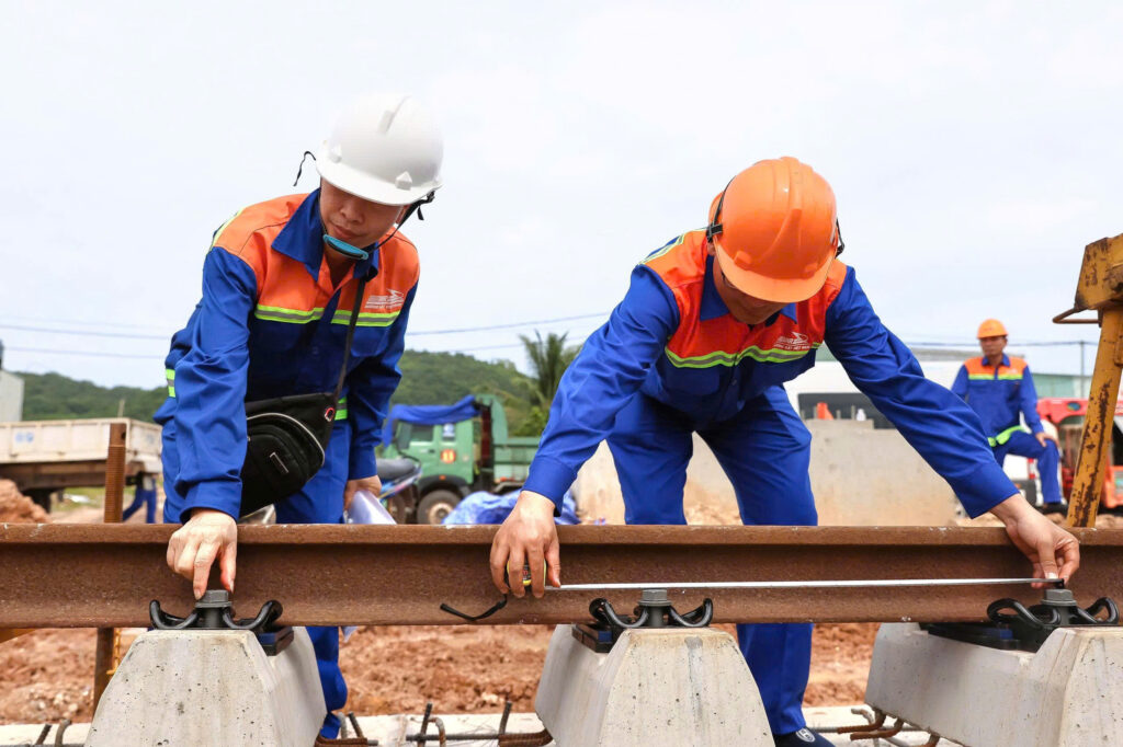 Hệ thống ray của tuyến LRT sử dụng khổ 1435 mm, rãnh 60R2, chiều cao thân ray 180 mm và chiều dài tiêu chuẩn 25 m mỗi thanh
