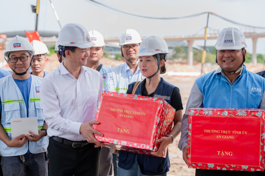 Lãnh đạo tỉnh An Giang thị sát loạt dự án APEC 2027, trao quà, động viên công nhân làm xuyên lễ 2/9