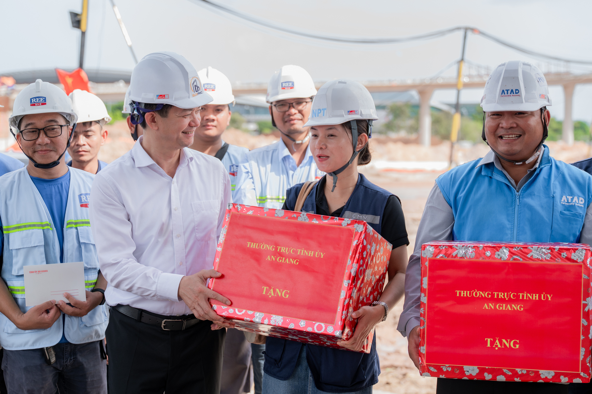 Lãnh đạo tỉnh An Giang thị sát loạt dự án APEC 2027, trao quà, động viên công nhân làm xuyên lễ 2/9