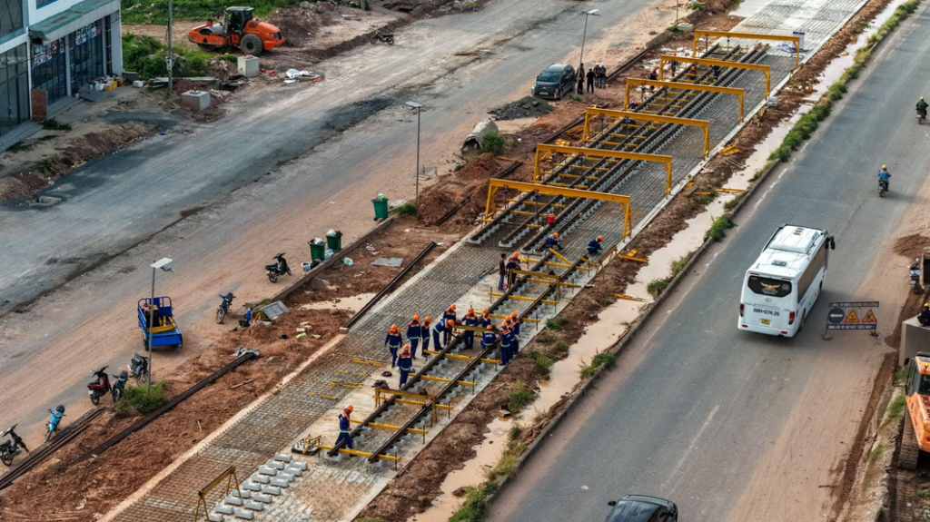 Tuyến LRT đầu tiên tại Phú Quốc đang cấp tập lắp đặt 2.850 thanh ray